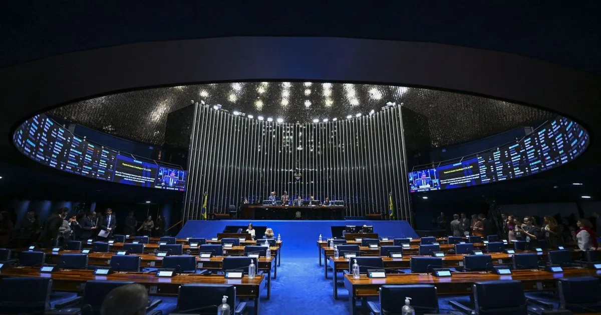 Plenário do Senado Federal com senadores discutindo a PEC do fim da escala 6x1.