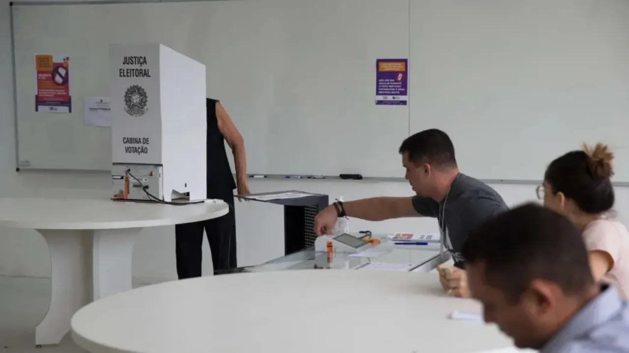 Eleitores conferindo informações sobre os locais de votação no Ceará.