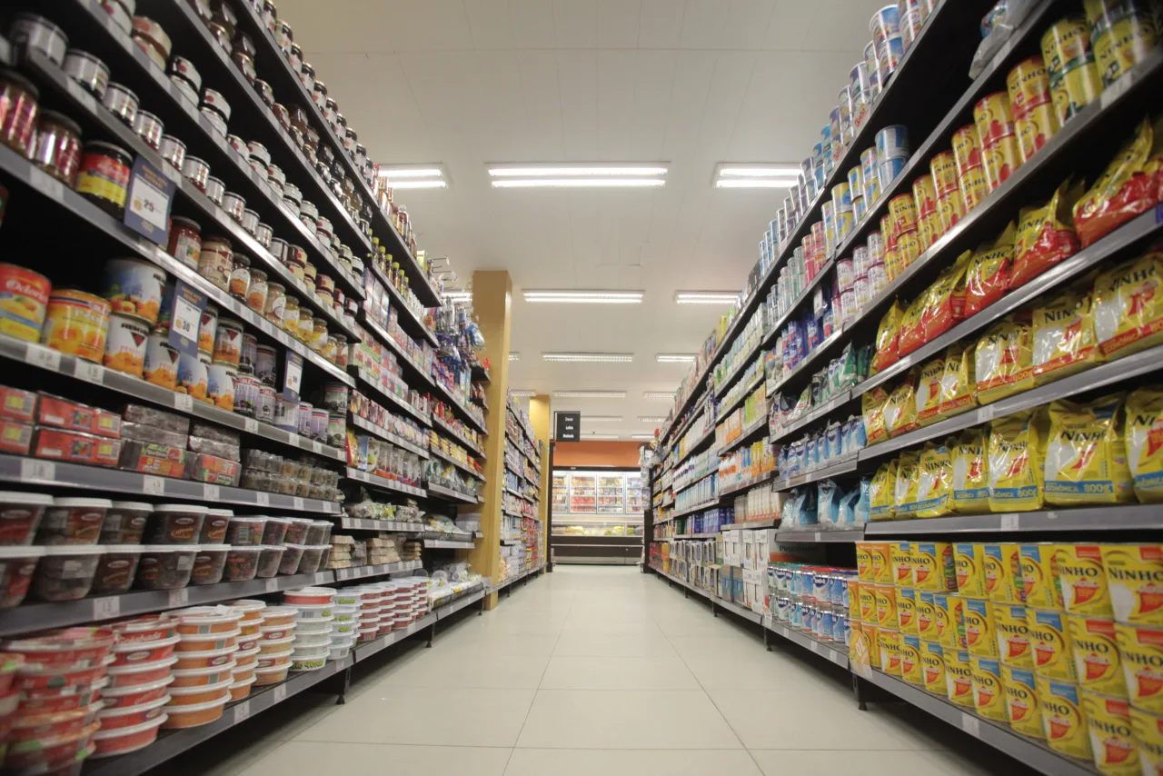 Interior de um supermercado no Ceará com corredores organizados.