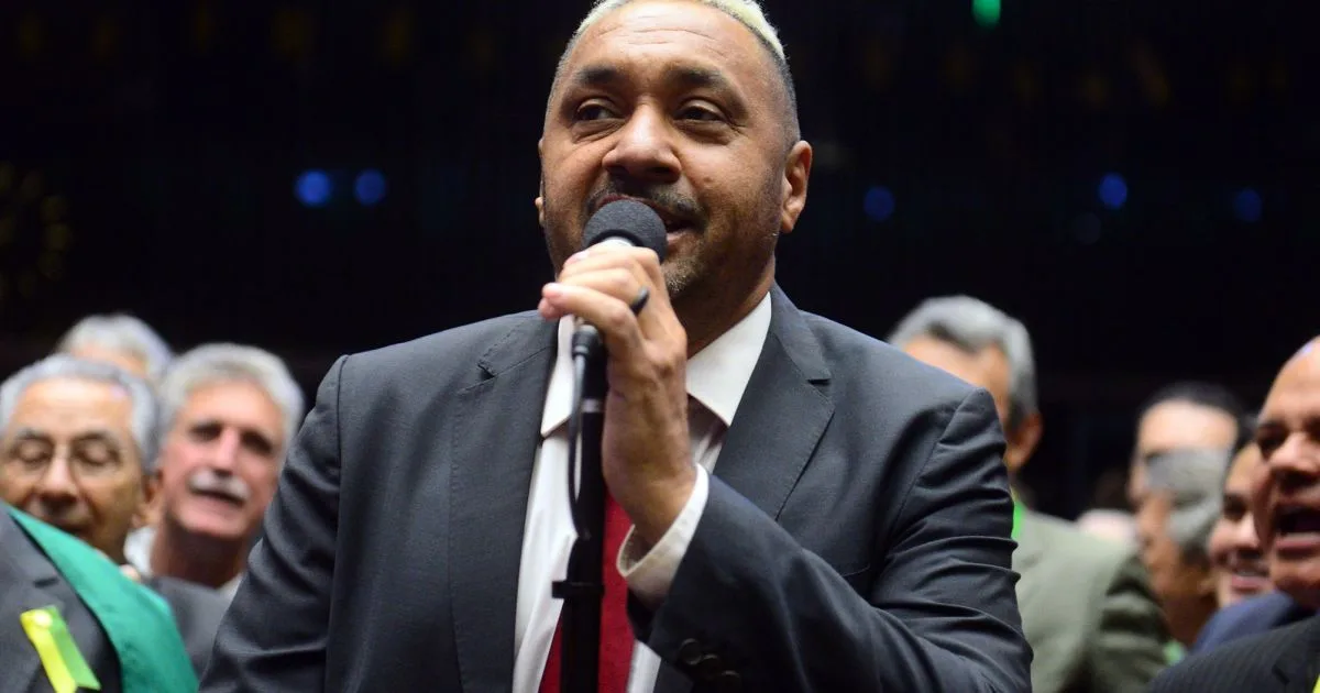 Foto do parlamentar Tiririca em ambiente de campanha política.