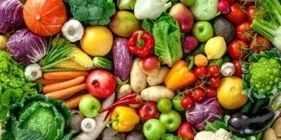 Cesta básica com itens variados destacando o aumento de preços no mercado.