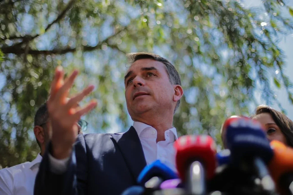 Candidato Flávio Bolsonaro em estúdio de campanha