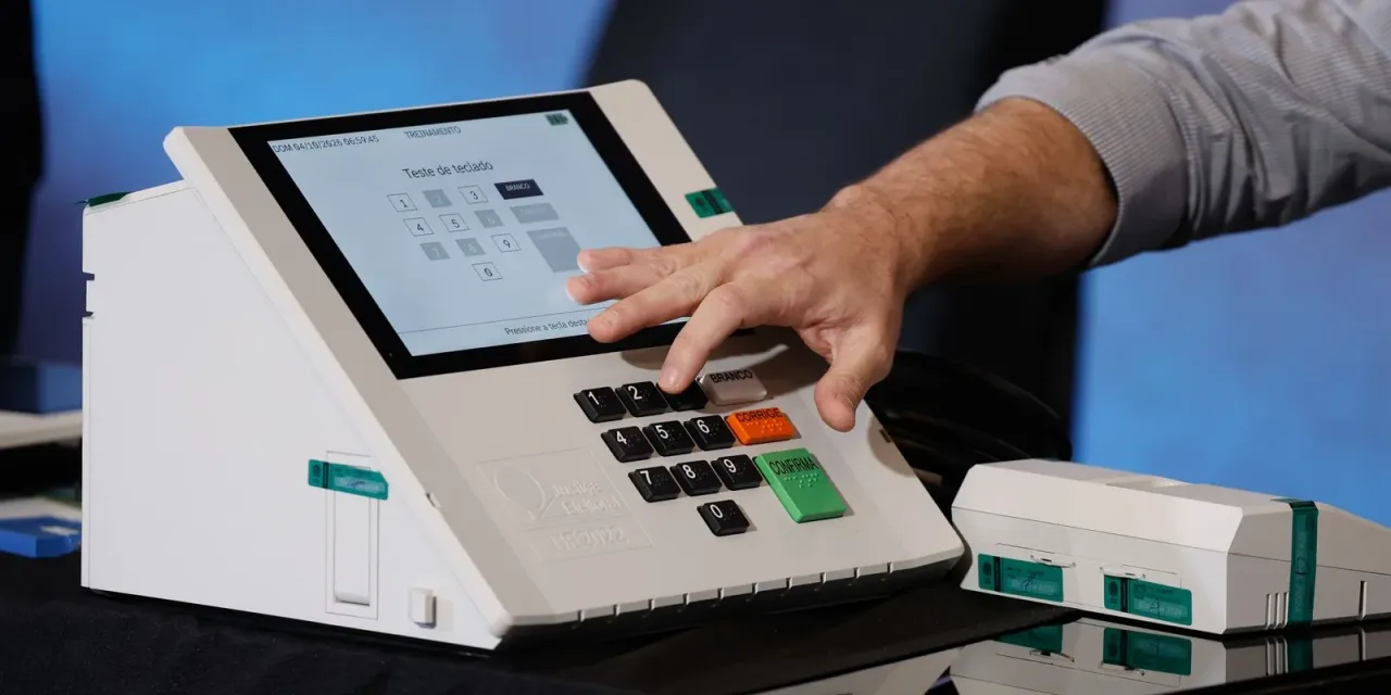 Urnas eletrônicas sendo preparadas para votação no Brasil.