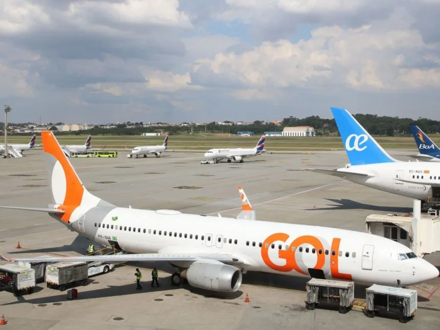 Movimentação de passageiros em saguão de aeroporto brasileiro.