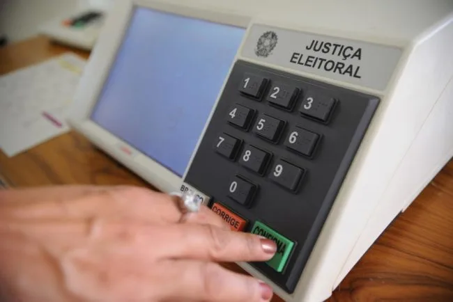 Urnas eletrônicas em seção de votação durante as eleições no Brasil
