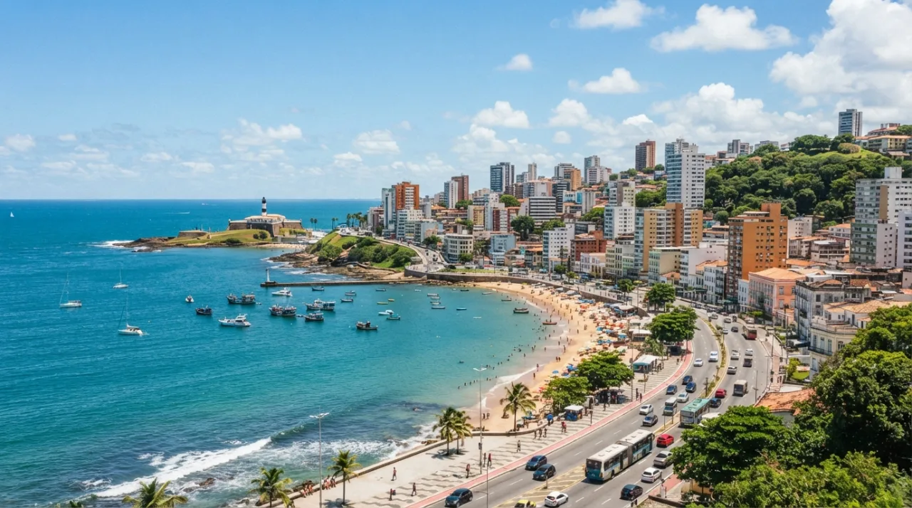 Paisagem urbana de uma cidade litorânea brasileira sob sol intenso, com algumas nuvens brancas no céu azul, estilo fotografia editorial de alta resolução.