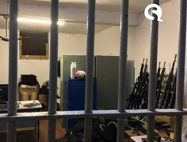 Manifestantes esvaziam quartel que Cid Gomes tentou invadir com retroescavadeira