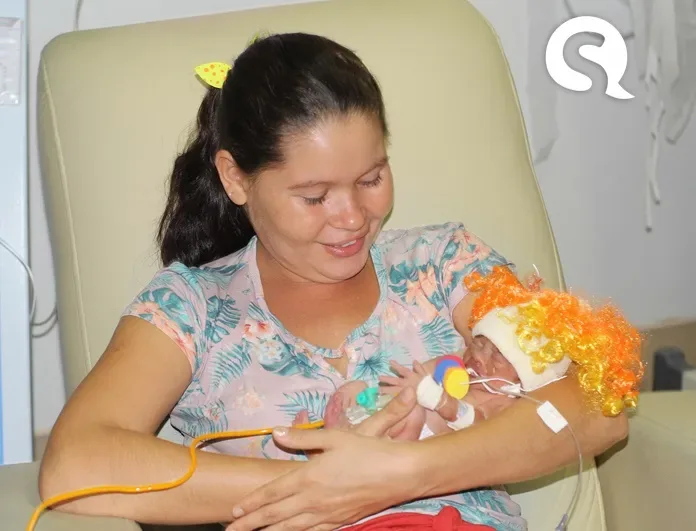 Bebês prematuros internados na Santa Casa de Misericórdia de Sobral comemoram Carnaval na companhia das mães