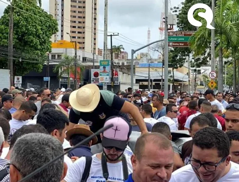 Segurança | Manifestantes bloqueiam avenida em protesto à reestruturação salarial