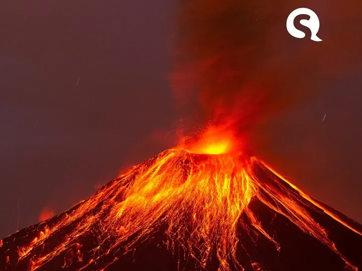 Mítico vulcão Krakatoa entra em erupção