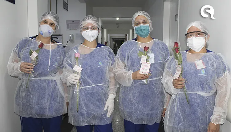Pacientes internados com Covid-19 e profissionais da saúde do Complexo Santa Casa de Misericórdia de Sobral recebem flores durante plantão noturno