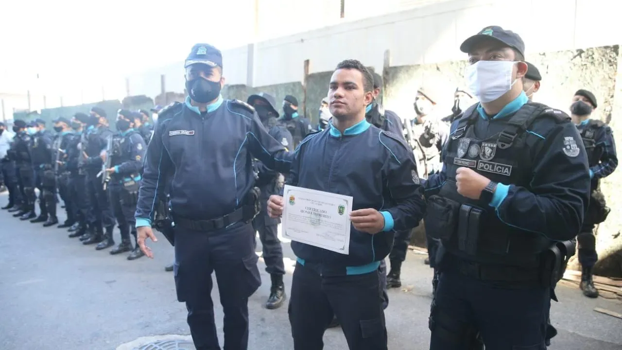 PM que salvou idosa e crianças de incêndio tem alta e recebe homenagem da tropa; vídeo