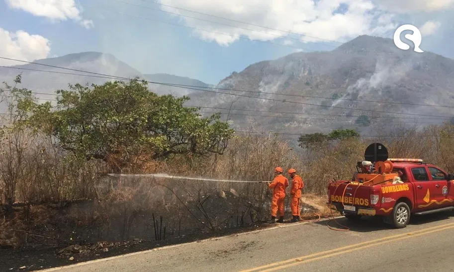 Incêndio em vegetação faz surgir coluna de fumaça e chega perto de casas em Ipueiras