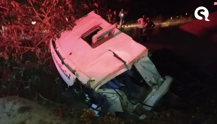 Caminhão capota na Serra da Ibiapaba deixando dois feridos e um morto.