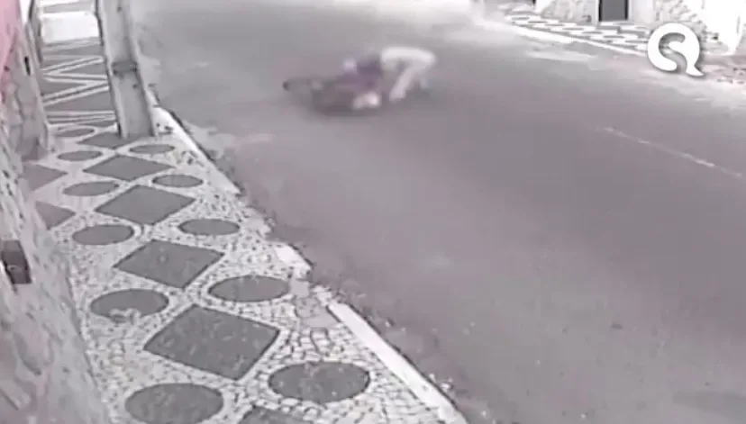 Assaltante é derrubado de moto por vítima e foge após tentativa de assalto em Sobral
