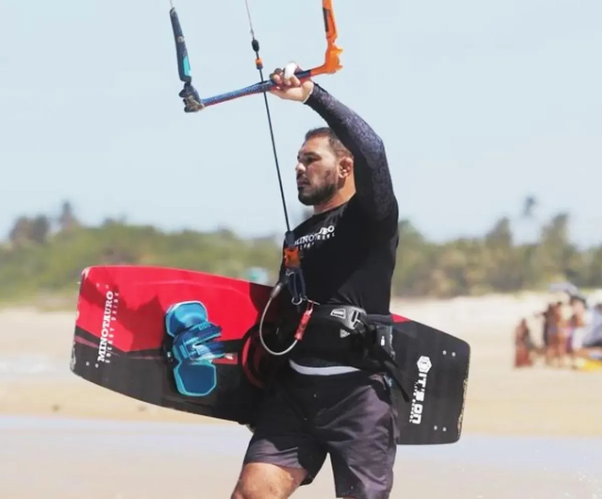 Campeão mundial de MMA, Minotauro passa mal em praia do Ceará e é internado em Sobral
