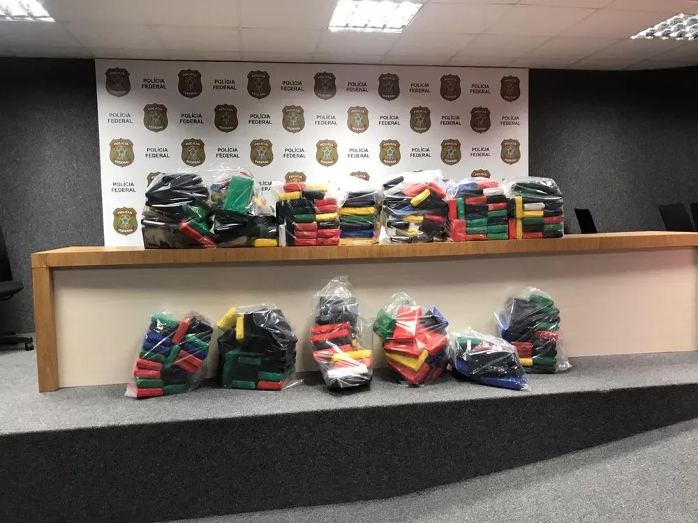 PF apreende mais de 300kg de cocaina escodidas em embarcação no Pecém