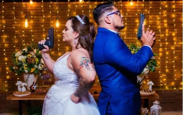 Noivos viralizam na web após postarem fotos com padrinhos ostentando armas no casamento