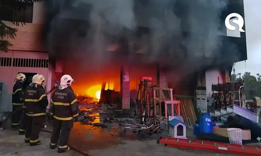 Loja de Material de Construção pega fogo na madrugada de hoje (22), em Santana do Acaraú