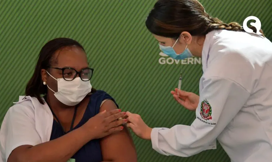Primeira vacinada no Brasil diz não ter sentido efeitos colaterais