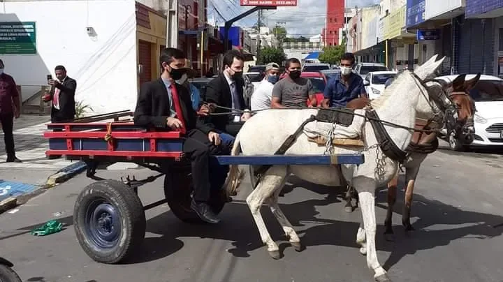 Novo prefeito e vice de Barbalha chegam de carroça à cerimônia de posse