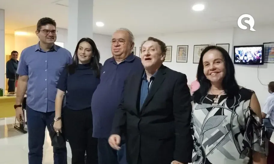 Em Parnaíba, Mão Santa nomeou a filha para três secretarias na prefeitura e a mulher para duas.