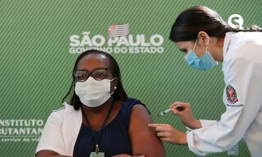Após aprovação da Anvisa, enfermeira é primeira pessoa vacinada contra covid-19 no Brasil