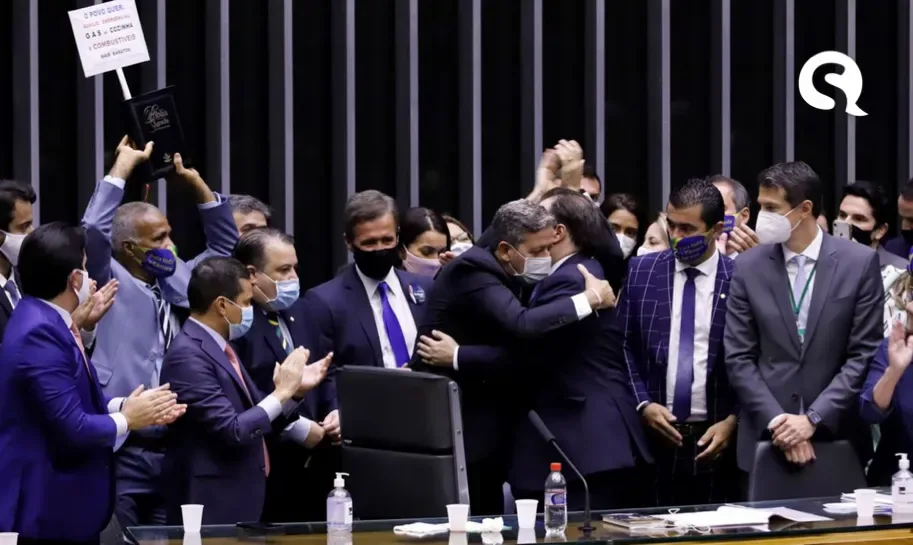 Lira e Pacheco prometem avaliar retorno do auxílio emergencial