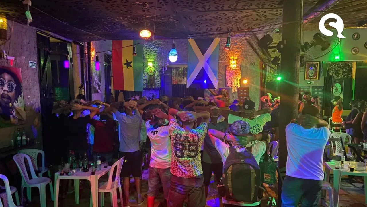 PM encerra festa clandestina com quase 100 pessoas em clube de reggae na Praia de Iracema