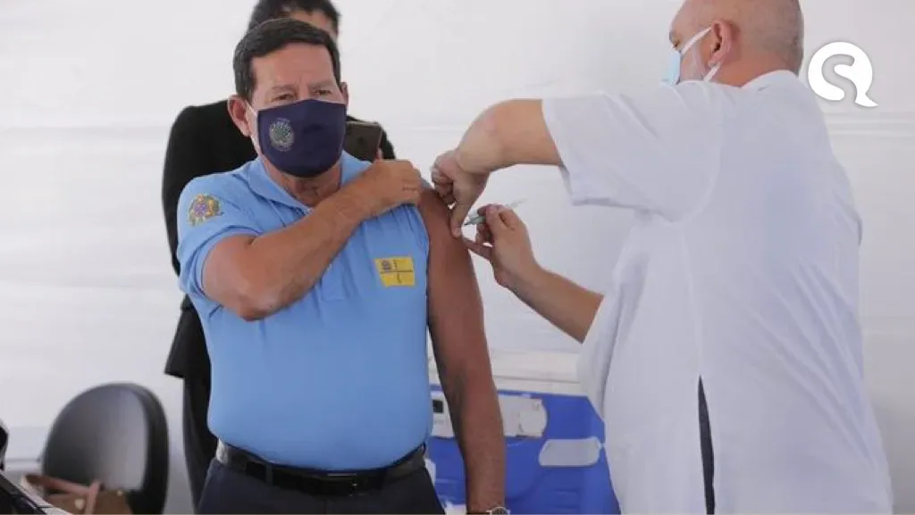 Hamilton Mourão recebe primeira dose da vacina contra a Covid-19, em Brasília