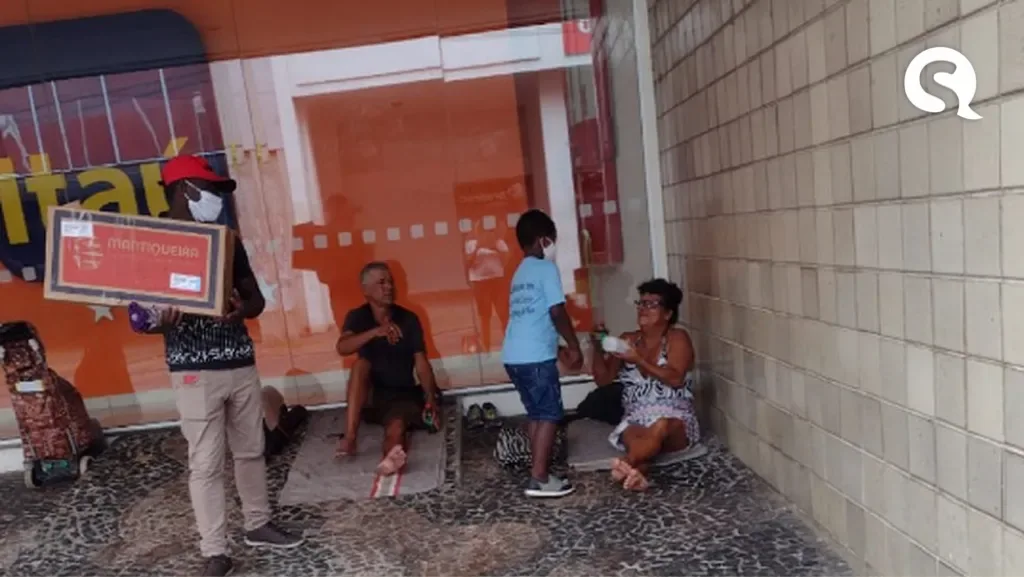 Garoto de 6 anos troca presente por alimento para pessoas em situação de rua