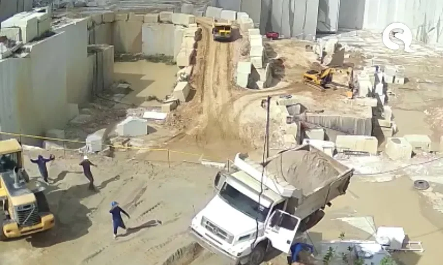 VÍDEO: Caminhão capota após descer de ré em mineradora de Santa Quitéria