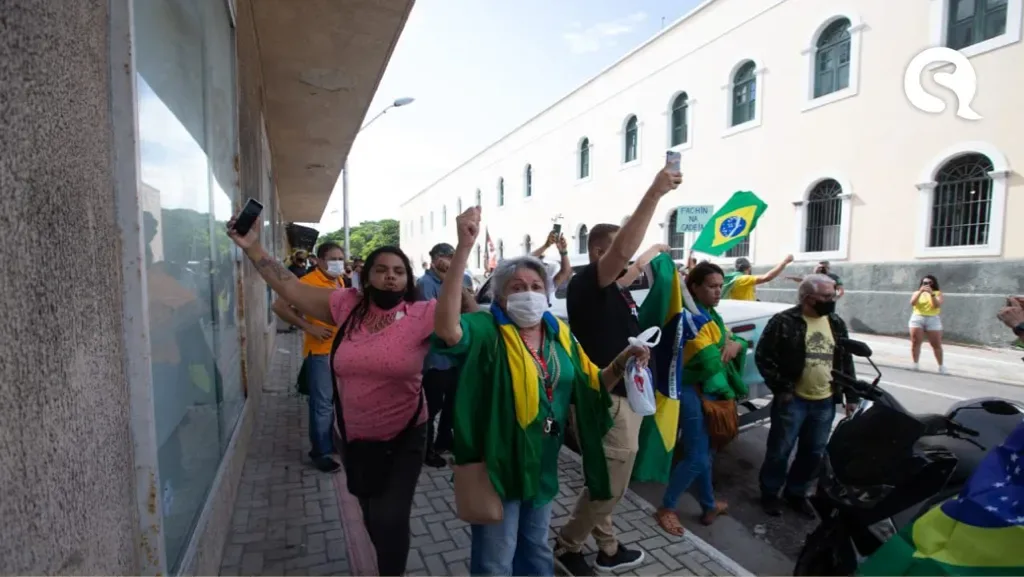 Pelo 2º dia seguido, grupo descumpre lockdown e faz ato pró-Bolsonaro em Fortaleza