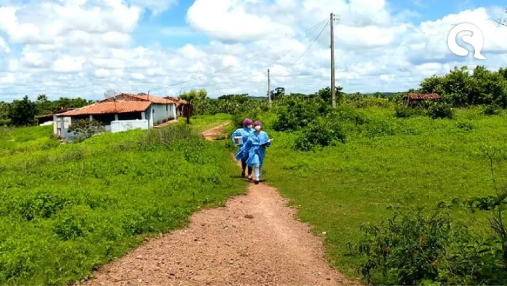 Groaíras: Profissionais da saúde percorrem veredas para vacinar idosos na zona rural do município