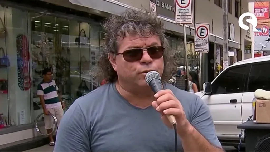 Morre o cantor brega Augusto César por complicações da Covid-19