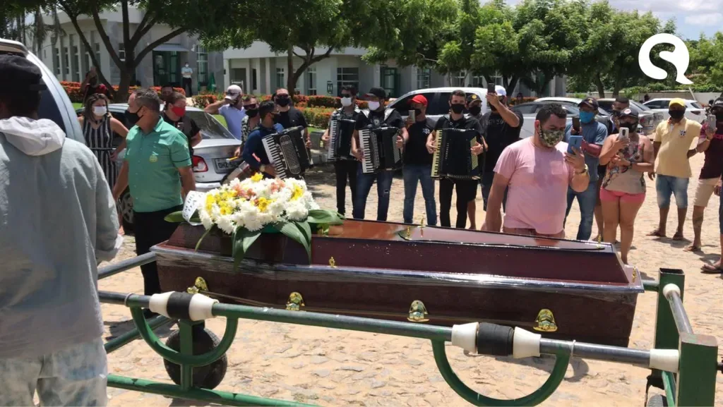 Dedim Gouveia ganha carreata de fãs com cortejo até cemitério em Maracanaú
