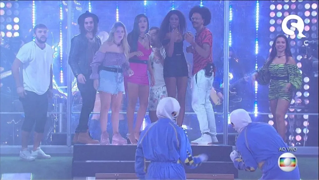 Boninho, diretor do BBB 21, entra na casa vestido de dummie e é perseguido por Juliette