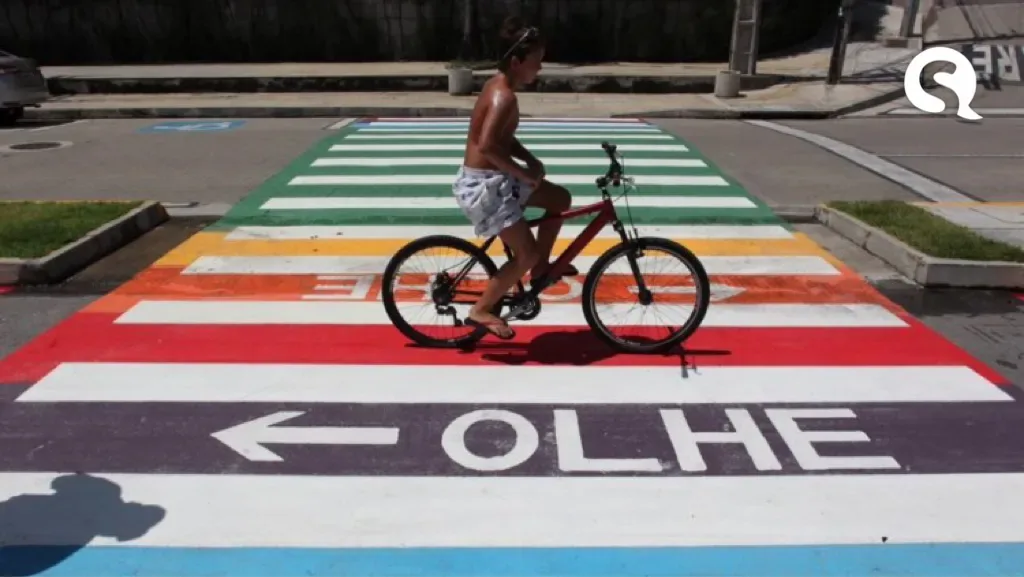 Fortaleza colore faixas de pedestres com cores da bandeira LGBTQI+