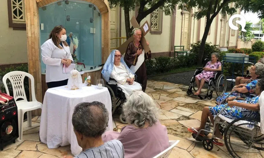 Idosos do Abrigo Sagrado Coração de Jesus em Sobral vivem momento de fé com encenação do encontro de Maria com Jesus a caminho do calvário