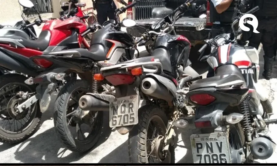 Polícia Militar estoura resdiência no Bairro Padre Palhano e recupera motos e objetos roubados