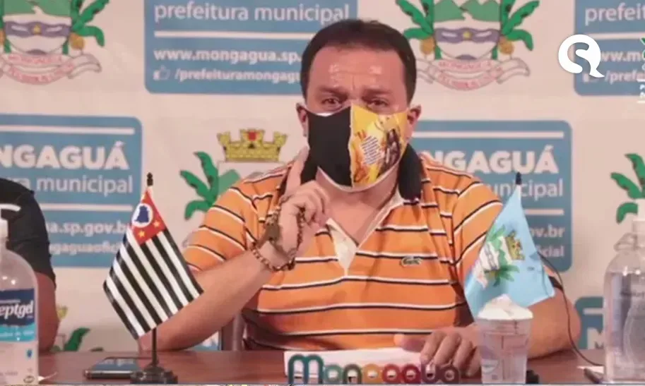 Prefeito de Mongaguá chora ao falar da morte por Covid-19 de pai e irmão comerciantes: ‘Preferia que tivessem quebrado’
