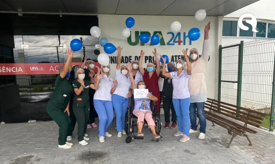 Pacientes recebem alta da Covid -19 e equipe da UPA faz despedida emocionante