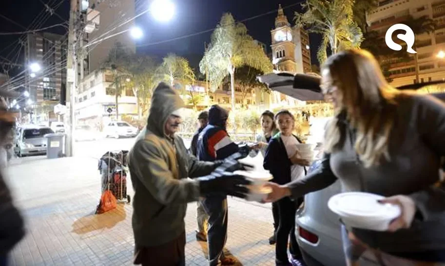 Prefeito cria projeto de lei para multar quem distribuir comida a sem-teto sem autorização em Curitiba