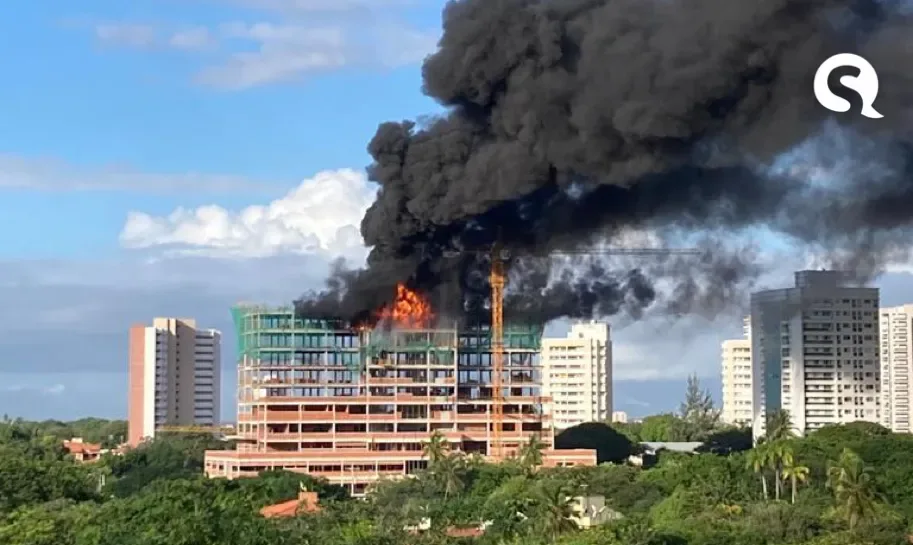 Maternidade em construção pega fogo no bairro Luciano Cavalcante, em Fortaleza