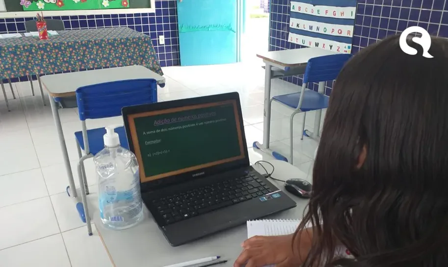 Professores percorrem zona rural para entregar tarefas e alunos compartilham celular para ter aula