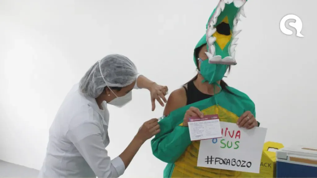 Pedagoga se vacina com fantasia de jacaré em Fortaleza: “O motivo é o que todos nós sabemos”