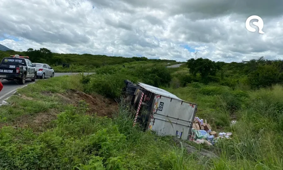 Caminhão carregado de biscoitos perde os freios e tomba em Sobral