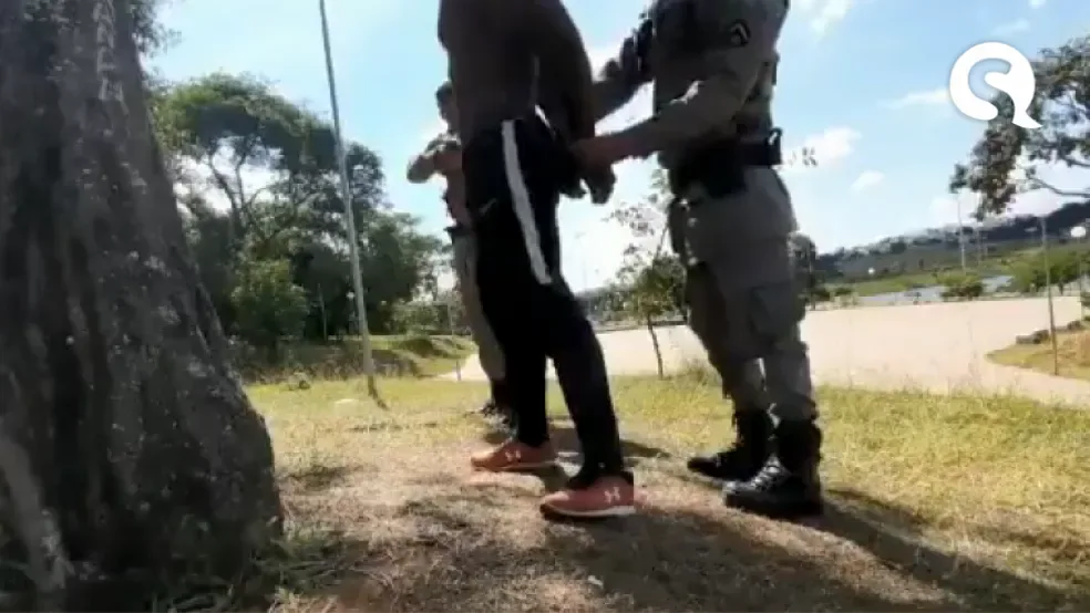 Policiais algemam youtuber negro que praticava manobras de bicicleta em Goiás