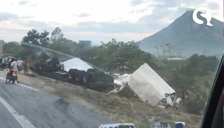 Caminhão tomba, e carga é saqueada em rodovia no interior do Ceará