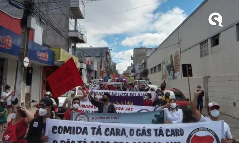 Atos contra Bolsonaro reúnem manifestantes no Interior do Ceará